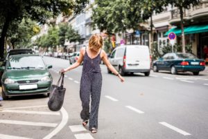 Uff den Punkt gebracht: Schicker Polka Dot-Jumpsuit auf der Taunusstraße