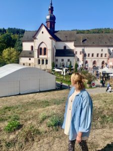 Read more about the article Wahrlich einzigartig: Mein Besuch auf dem unique Manufakturenmarkt im Kloster Eberbach